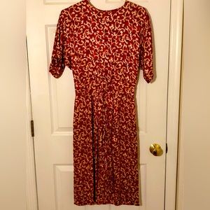 Maggy London by Jeannene Boher silk festive holiday dress.  Beautiful condition.